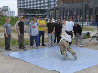 907112 Afbeelding van een groep streetdancers, tijdens de opening van het evenement 'Time Cap' (20-21 mei 2023) op het ...